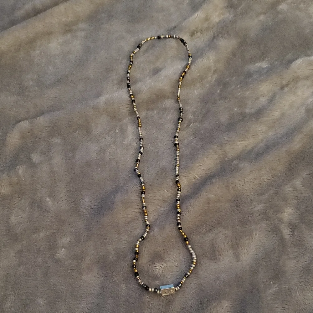 Elegant Beaded Necklace in Gold and Silver